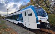 Der dreiteilige batteriebetriebene Flirt Akku von Stadler bietet 154 Sitz- und 156 Stehplätze. (Bild: PD)