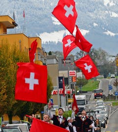 Fahnenschwinger auf dem Weg zur Pfarrkirche. (Bilder: Robert Hess, Alpnach, 9. November 2019)