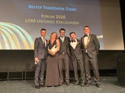 Ein Teil der Delegation der Jungen Wirtschafskammer Untersee-Kreuzlingen nimmt in Davos die Auszeichnung für den besten Tradeshow Stand entgegen. (Bild: PD)