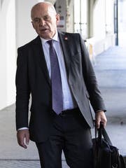 Geht er, oder bleibt er Bundesrat? Ueli Mauer im August in Bern. (KEYSTONE/ Peter Schneider)
