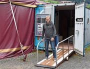 Der SP-Politiker Martin Sailer betreibt das Kleintheater Zeltainer in Unterwasser. (Bild: Ruben Schönenberger)