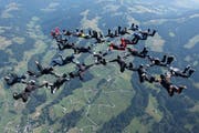 Die 28 Springer verschmelzen in der Luft zu einer Einheit. (Bild: PD)