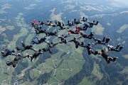 Die Fallschirmspringer bildeten in der Luft verschiedene Formationen.Bild: PD