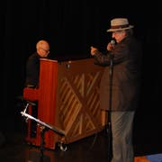 Endo Anaconda am Mikrofon mit seinem Pianisten Roman Wyss. (Bild: Flurina Lüchinger)