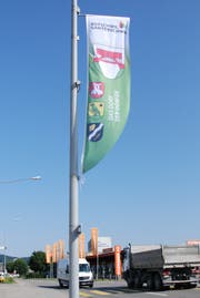 Die Kandelaberfahnen bringen viel Farbe in die Gemeinde Bütschwil-Ganterschwil. (Bild: Emilie Jörgensen)