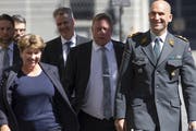 Bundesrätin Viola Amherd und der frisch gewählte Chef der Armee, Thomas Süssli (vorne rechts) Anfang September auf dem Weg zu Medienkonferenz. (Bild: KEYSTONE/Peter Klaunzer)