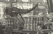 Die drei stählernen Saurier werden nach Ostern 1995 aus dem Grabenpärklein abtransportiert. (Bild: Sammlung Reto Voneschen)
