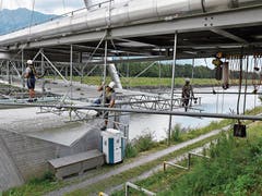 Gut gesichert arbeiten die Gerüstbauer auf der spaktakulären Baustelle. Sie montieren an der Energiebrücke Buchs–Schaan in luftiger Höhe ein Hängegerüst, damit danach die Fernwärmeleitungen an den Brückenboden gehängt werden können. (Bilder: Heini Schwendener)