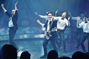 Jeremy Gasser tritt mit seiner Gitarre auf. Er ist für die Choreografie und Musik im Weihnachtszirkus Conelli mitverantwortlich. (Bild: Mario Testa)
