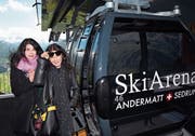 Katia und Marielle Labèque vor ihrem Konzert in der neuen Gondelstation Nätschen. (Bild: Peter Fischli/Swiss Alps Classics, 22. Juni 2018)