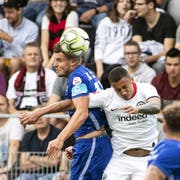 Pascal Schürpf (links gegen Eintracht Frankfurts Tuta) trägt Luzerns Captainbinde mit «grossem Stolz». (Bild: Alexandra Wey/Keystone (Biel, 12. Juli 2019)