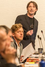 Die SPler Etrit Hasler (stehend) und Peter Olibet während der Budgetdebatte 2017 im Waaghaus. (Bild: Hanspeter Schiess - 12.12.2017)