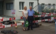 Die Initianten Miriam Löffel und Hans Riethmann stehen vor dem Gemeindehaus, wo sie Einfluss nehmen wollen. (Bild: PD/Tägerwiler Stimme)