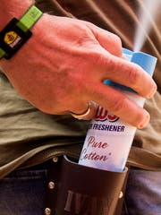 Der Duftspray «Pure Cotton» sitzt griffbereit im Holster. (Bild: Reto Martin)