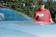Neben seinem Cabrio: Arnold Speier mit seiner Parkkarte für gehbehinderte Personen. (Bild: Rahel Haag)