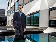 Professor Christoph A. Schaltegger vor der Universität Luzern. (Bild: Philipp Schmidli, 16. April 2019)