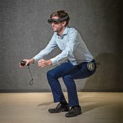 Physiotherapie als Mixed-Reality-Erfahrung: Matthias Heuberger, Leiter des CSS Health Lab, macht eine Kniebeuge, die ihm die virtuelle Therapeutin Alexa (weiter unten) vorzeigt. Bild: Pius Amrein (Luzern, 29. Oktober 2018)