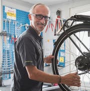 Velomechaniker Harry Ramsauer in seiner Werkstatt an der Zürcher Strasse. )Bild: Adriana Ortiz Cardozo)
