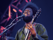 Michael Kiwanukas Gitarrensoli sind die Höhepunkte bei seinem Auftritt in Basel. (Bild: Dominik Plüss)