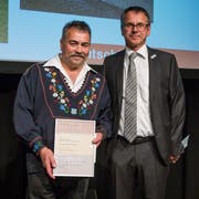 Jury-Vorsitzender Markus Hobi (rechts) und Preisgewinner Josef Schumacher. (Bild: TKF)
