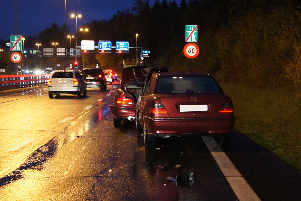 Baar - 13. NovemberBeim Autobahnende der A4a in Walterswil ist ein Autofahrer in eine stehende Kolonne gefahren. Verletzt wurde niemand, zwei Fahrzeuge erlitten Totalschaden. (Bild: Zuger Polizei)