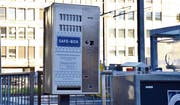 Der Spritzenautomat spuckt für drei Franken eine sogenannte «Safe Box» aus. Sie enthält unter anderem zwei saubere Spritzen. (Bild: PD)