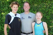 Die schwimmbegeisterte Familie Rutishaus aus Berg TG mit Sohn Lennox, Vater Marc, der Organisator des Umblin-Cups ist, und Tochter Madison. (Bild: Manuela Olgiati)