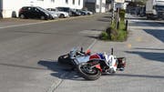 Der Motorradfahrer verletzte sich leicht und begab sich selbständig in ärztliche Kontrolle. (Bilder: Kapo)