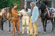 Westernhelden unter sich (von links): Old Shatterhand (Christoph Kottenkamp), Winnetou (Tom Volkers) und Old Firehand (Fred Lobin) auf der Freilichtbühne. (Bild: Bild)