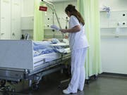Die Zeit, die Spitalangestellte zum Umkleiden brauchen, soll bezahlt werden. Das fordert der VPOD Ostschweiz. (Bild: Gaetan Bally/Keystone)