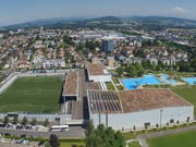 Auf dem Dach der Eishalle (im Vordergrund rechts) wird ab Frühling 2019 eine rund 600 Quadratmeter grosse Fotovoltaikanlage erstellt. (Bild: PD)