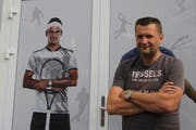Dem Pächter Nermin Kuc ist es wichtig, die Gäste mit Schweizer Sportlern anzulocken. (Bild: Sina Walser)