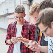 Die App der PH Zug und Samsung sollen Schüler dort abholen, wo sie stehen: am Smartphone. (Bild: Symbolbild: Christopf Schürpf/Keystone)