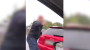 Der Polizist hält auf der A1 an und droht dem Familienvater. (Screenshot)
