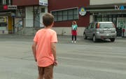 Auch Schüler können nicht mehr an den gewohnten Stellen die Strasse überqueren. (Bild: TVO)
