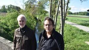 Ingenieur Urban Fenner von der Firma Fröhlich Wasserbau und Gemeindepräsident Peter Mathys am Geisslibach. (Bild: Thomas Güntert)