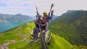 Dank einer speziellen Konstruktion kann die an den Rollstuhl gebundene Angela Fallegger wieder Gleitschirmfliegen.Bild: Astrid Zimmermann/PD