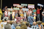 Der Kinderchor des Seelsorgeverbands Nollen-Thur singt über die Zusammengehörigkeit der neun Pfarreien. (Bild: Monika Wick)