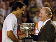 2006 überreicht Rod Laver bei den Australian Open auf dem nach ihm benannten Centre Court Roger Federer den Norman Brookes Challenge Cup (Bild: Keystone).