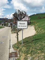 An allen drei Ortseingängen des Dorfes Nassen fehlte in den vergangenen Wochen die Signalisation der Höchstgeschwindigkeit. (Bild: PD)