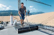 Simon Amrein bei der Arbeit auf einer Baustelle in Sachseln. (Bild: Corinne Glanzmann (25. Juli 2018))