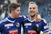 Ein Bild aus seiner Luzerner Zeit: Markus Neumayr (links) und Cedric Itten in der Swissporarena. (Archivbild: Philipp Schmidli)