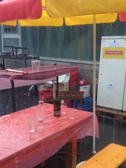 Überraschendes Gewitter: Was am Samstag ein Fest in Grabs unter Wasser setzte, wäre fürs St.Galler Kinderfest der Super-Gau. (Bild: Reto Voneschen)