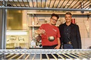 Blick durch die Selbstbedienungsauslagen in die Küche des Restaurants Wasserwelle: der neue Pächter Daniel Wissmann mit Fabrizio Hugentobler, städtischer Amtsleiter Freizeitanlagen und Sport. (Bild: Mathias Frei)