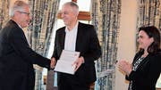 AWG-Präsident Bruno Schlauri überreicht Oliver Vietze die Preisträger-Urkunde. Ehefrau Kristiane Vietze applaudiert. (Bild: Christof Lampart)