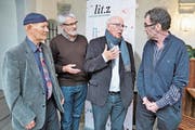 Ein wohl eher seltenes Aufeinandertreffen. Der aktuelle ISSV-Präsident Daniel Annen (von rechts) im Gespräch mit gleich drei seiner Vorgänger: Andreas Iten, Dominik Brun und Franz Felix Züsli. (Bild: Romano Cuonz (Stans, 16. November 2018))