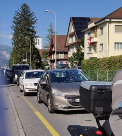 Stau auch auf der Buochserstrasse. (Bild Markus von Rotz)