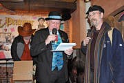 Zeremonienmeister Hannes Zumstein mit Zeichner Urs Krähenbühl an der «Pranger Rätschätä». (Bilder: Philipp Unterschütz (Sarnen, 8. Februar 2019))