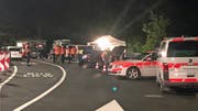 Polizisten schauen sich die Autofahrer beim Axen in Brunnen genauer an. (Bild: Kantonspolizei Schwyz)