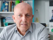 Tierrechtsaktivist Renato Werndli in seiner Hausarztpraxis in Eichberg im St.Galler Rheintal. (Bild: Ralph Ribi)